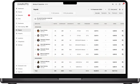 InShift-Panel auf einem Laptop: „Payroll“ mit dem Reiter „Accruals“, Schichten, Stunden, Zuschlägen und offenen Beträgen je Person