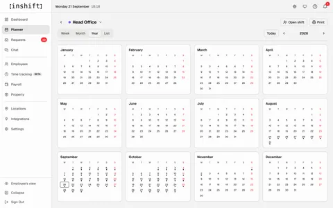 Die Jahresansicht „Year“ im InShift-„Planner“: zwölf Monate auf einem Bildschirm, Tage mit Schichten mit einem Punkt markiert